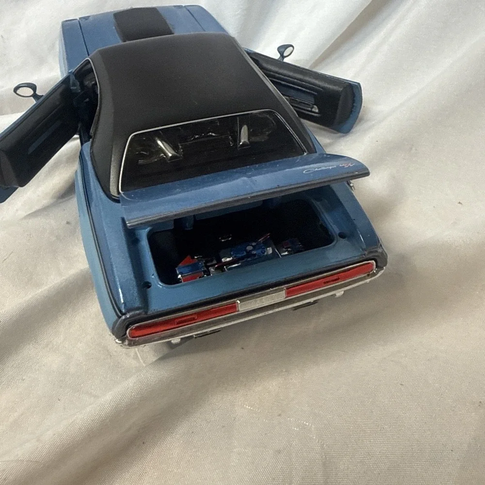 Vintage MAISTO Blue 1/24 1970 Dodge Challenger R/T Die Cast Car Collectible